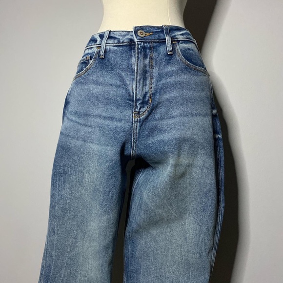 Brand New Hollister Co. Ultra High Rise Mom Jeans - Picture 2 of 4